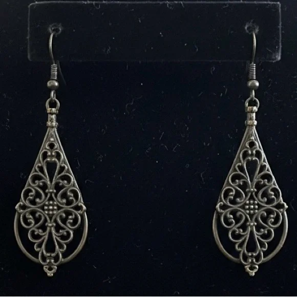 Elegant Black Filigree Earrings - Picture 2 of 5